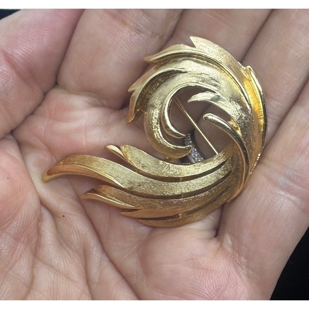 Vintage Trifari Gold Tone Textured Leaf Swirl Brooch Signed Costume Jewelry